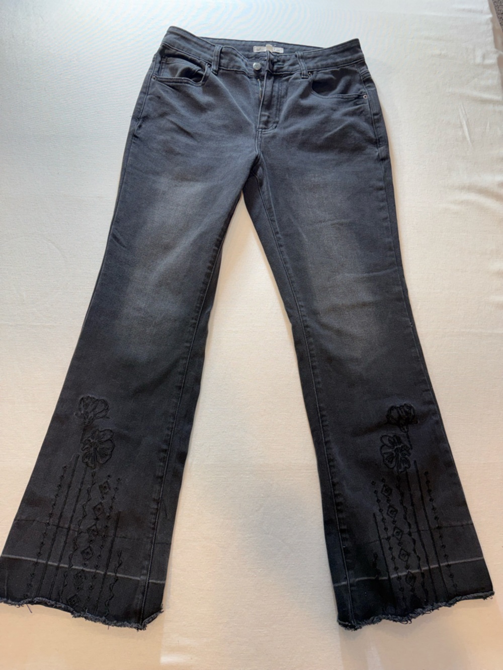 Indigo Thread Co Black Embroidered Jeans Size 6 NWOT Boho Floral Raw Hem